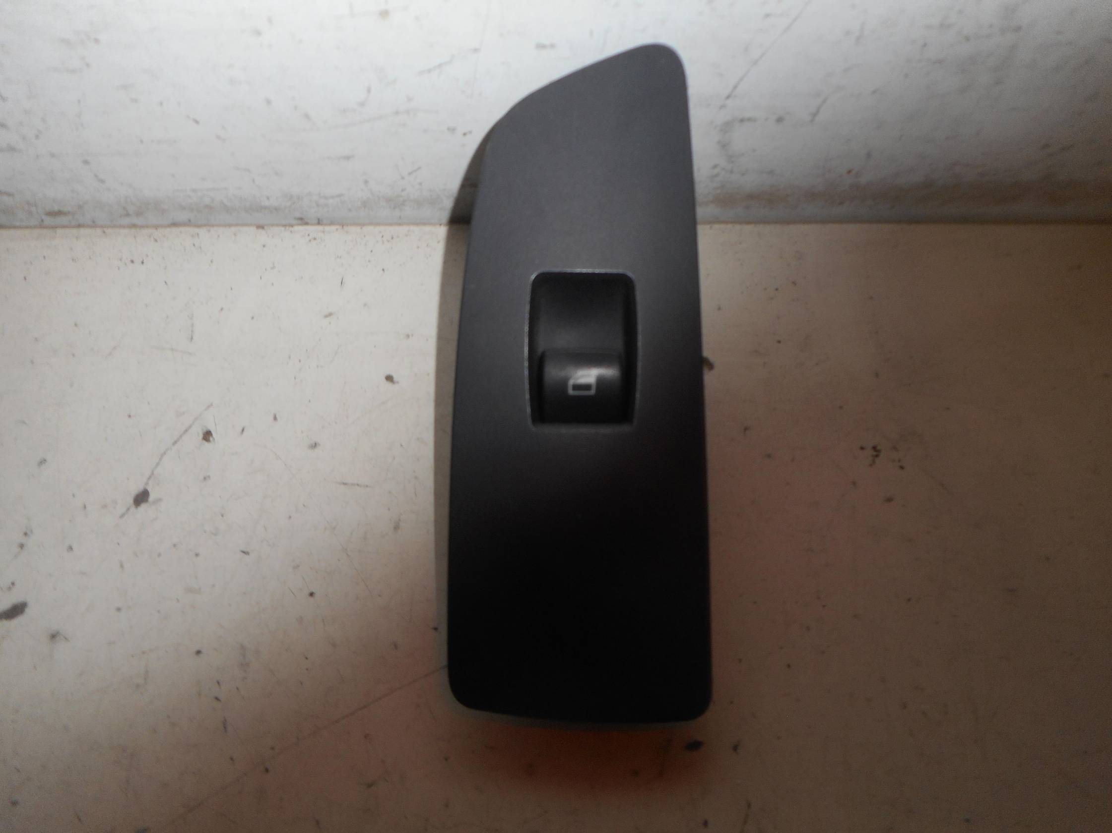 Interruttore alzacristalli porta post. dx.